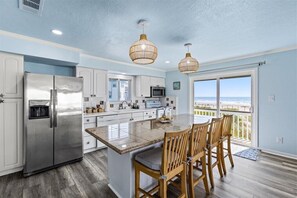 Kylskåp, mikrovågsugn, ugn och spishäll