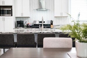 ثلاجة، ميكروويف، فرن، موقد طهي مسطح