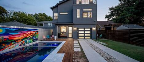 Alberca al aire libre y alberca climatizada