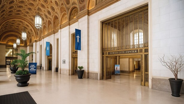 Eine geräumige Lobby mit hoher Decke, großen Fenstern und einem Schild für das Tower City Center.