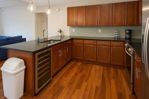Private kitchen - Spacious 2-Bedroom Retreat in Downtown Cleveland (Cleveland)