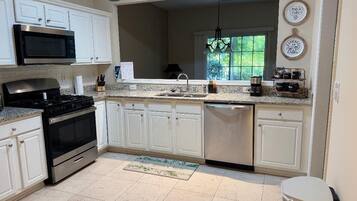 Micro-ondes, four, plaque de cuisson, lave-vaisselle