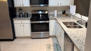 Mikrobølgeovn, ovn, kogeplade, opvaskemaskine