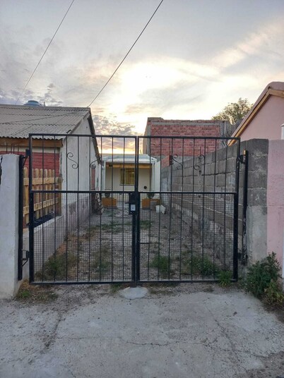 Alojamiento ideal para 5 personas con patio, parrilla y cochera en Puerto Madryn