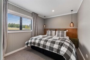 2 bedrooms, iron/ironing board, WiFi, bed sheets - Stagford Barn with Private Hot Tub (Taupō)