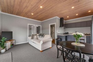 TV - Stagford Barn with Private Hot Tub (Taupō)