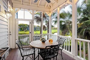 Outdoor dining - Amazing home at Turtle Beach! Great views! 3 bedrooms, community pool! (Kiawah Island)