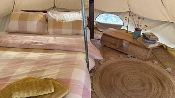 1 bedroom, bed sheets