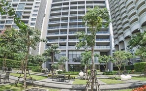 Garden - Luxury Large One Bedroom Seaview Serviced Apartment at Wongamat, Pattaya (Pattaya)