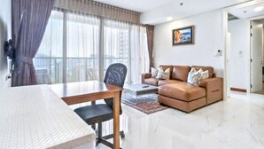 Una sala de estar moderna con una mesa de comedor, un sofá y un cuadro en la pared.