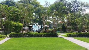Garden - Luxury Large One Bedroom Seaview Serviced Apartment at Wongamat, Pattaya (Pattaya)
