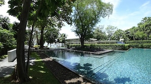 Pool - Luxury Large One Bedroom Seaview Serviced Apartment at Wongamat, Pattaya (Pattaya)