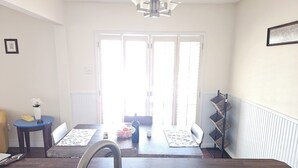 Una cocina con encimera de madera, un lavabo y una zona de comedor con mesa y sillas.