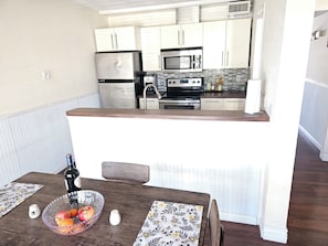Private kitchen - Fantastic 2-bedroom condo with AC in vibrant Dallas by SMU. (Dallas)