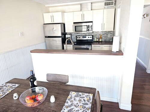 Fantastic 2-bedroom condo with AC in vibrant Dallas by SMU.