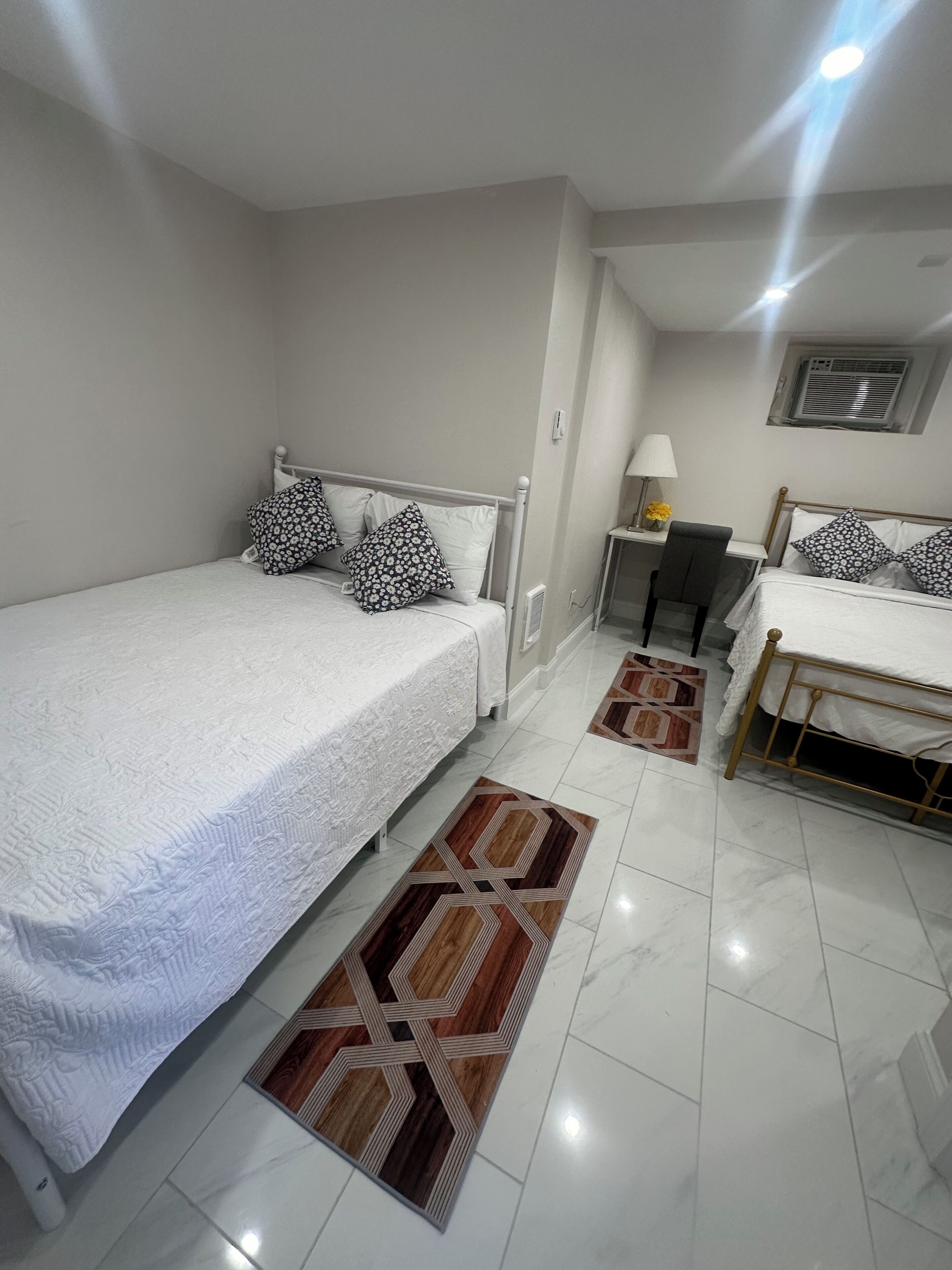 2 bedrooms, iron/ironing board, internet, bed sheets