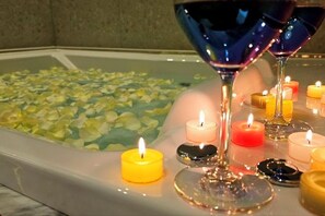 A bathtub with rose petals, candles, and wine glasses. - Dongdaemun History and Culture Park Station Laon (Seoul)