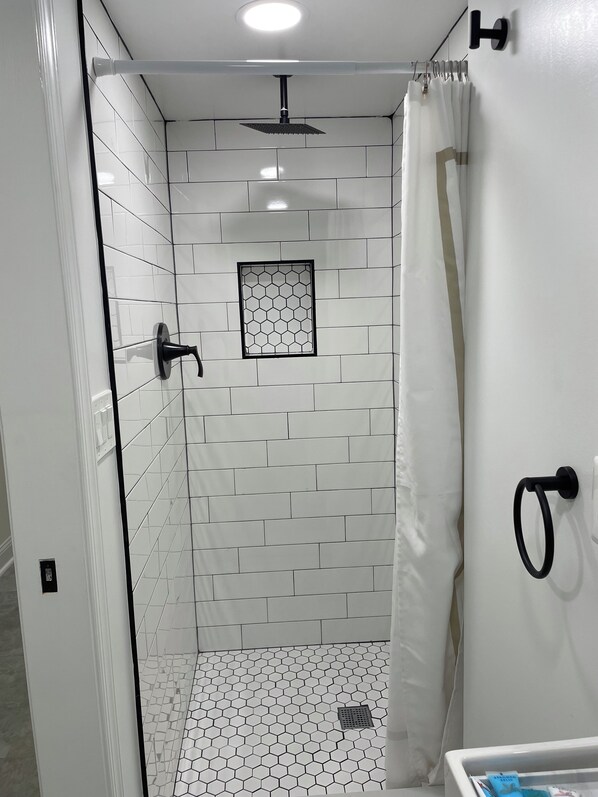 Douche, sèche-cheveux, serviettes fournies, savon