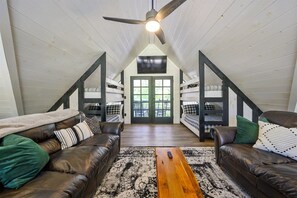 4 bedrooms, free WiFi, bed sheets