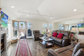 Smart TV, fireplace - Stunning beach home located between bay and beach w/ Ocean View Patio (San Diego)