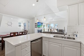 Fridge, microwave, oven, stovetop - Stunning beach home located between bay and beach w/ Ocean View Patio (San Diego)