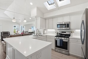 Køleskab, mikrobølgeovn, ovn, kogeplade