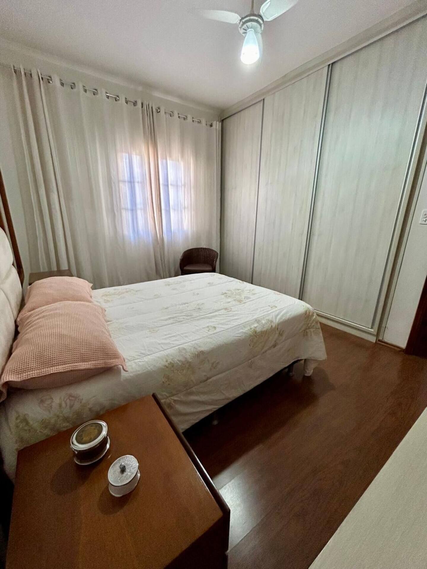 3 habitaciones y tabla de planchar con plancha 