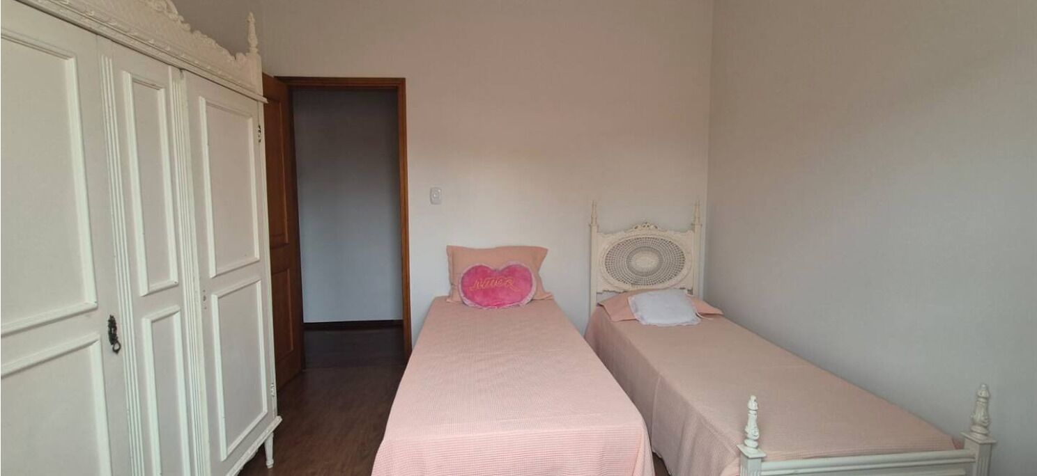 3 habitaciones y tabla de planchar con plancha 