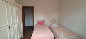 3 bedrooms, iron/ironing board