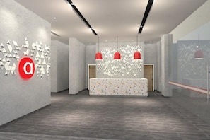 Una moderna zona de recepción con un diseño de pared geométrico, un mostrador de recepción e iluminación colgante roja.