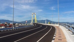 A bridge with multiple lanes and a pedestrian walkway. - Amaris Hotel Manado (Wenang)