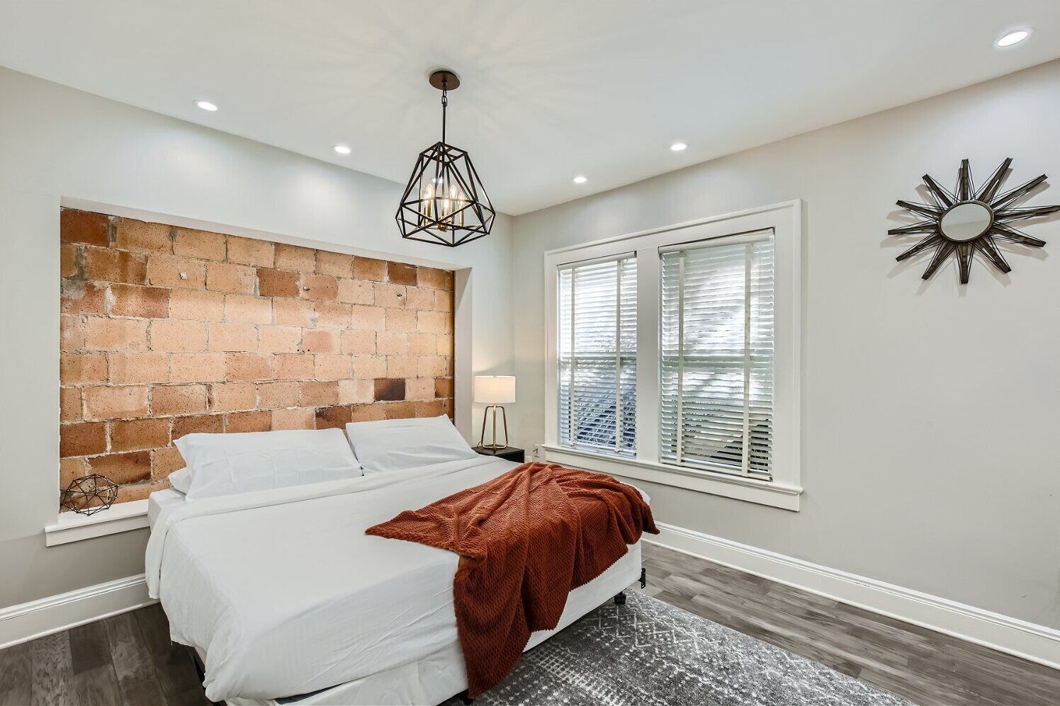 1 slaapkamer, een strijkplank/strijkijzer, gratis wifi, beddengoed