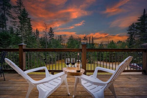 Lovely 3-bedroom chalet in Bethel with hot tub