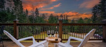 Lovely 3-bedroom chalet in Bethel with hot tub