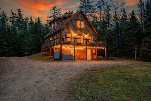 Lovely 3-bedroom chalet in Bethel with hot tub