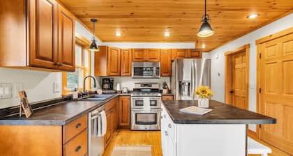 Lovely 3-bedroom chalet in Bethel with hot tub