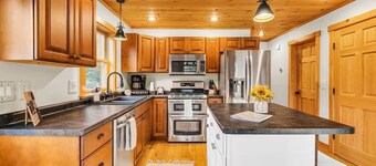 Lovely 3-bedroom chalet in Bethel with hot tub