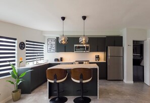 Microondas, horno, placa de cocina, lavavajillas