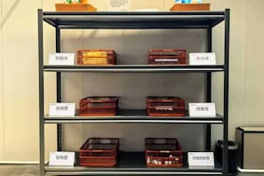 Una estantería metálica con cestas etiquetadas.