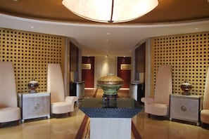 A lobby with a central table, two side tables, and a chandelier. - USUM International Hotel (Chongqing)