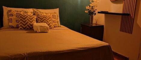 1 dormitori, planxa i posts de planxar, wifi i roba de llit