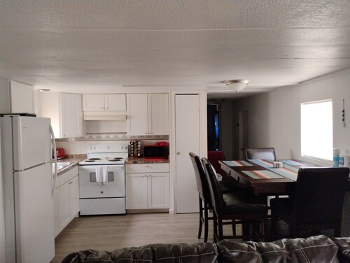 Cozy 2-bedroom with large driveway close to the beach and Daytona speedway