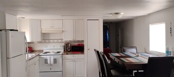 Cozy 2-bedroom with large driveway close to the beach and Daytona speedway