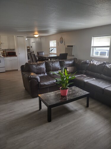 Cozy 2-bedroom with large driveway close to the beach and Daytona speedway