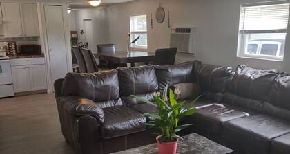 Cozy 2-bedroom with large driveway close to the beach and Daytona speedway