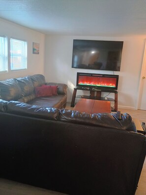 TV, fireplace - Cozy 2-bedroom with large driveway close to the beach and Daytona speedway (Ormond Beach)