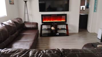 Televisión y chimenea