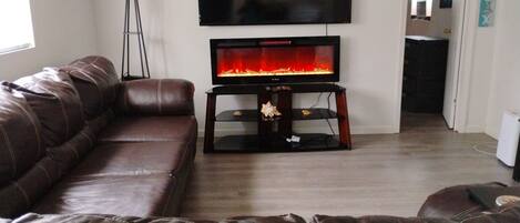 Una televisión, una chimenea