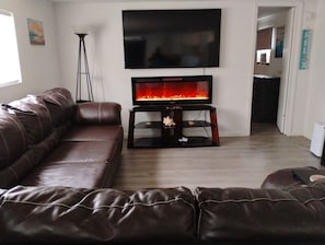 TV, fireplace