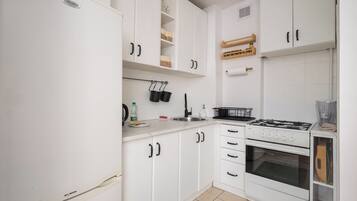 Fridge, oven, stovetop, coffee/tea maker